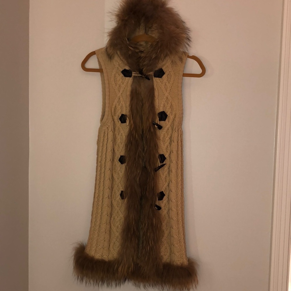 Linda Richards Luxury Camel-Colored Cable Vest with Fox Trim. Small.